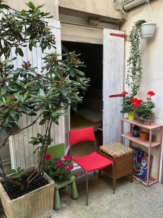 Guesthouse Familial Pour 1 A 5 Personnes De 42M2-Accessible Handic - Rez De Chaussee-Vues Sur Rue Et Patio Prive - Sejour,Chambre Separee,Cuisine,Salle De Bain,Lit Double Et 2 Canape-Lit - Entree De La Rue Berzelius-5 Minutes Du Metro Brochant-Ligne1 Paris Appartement