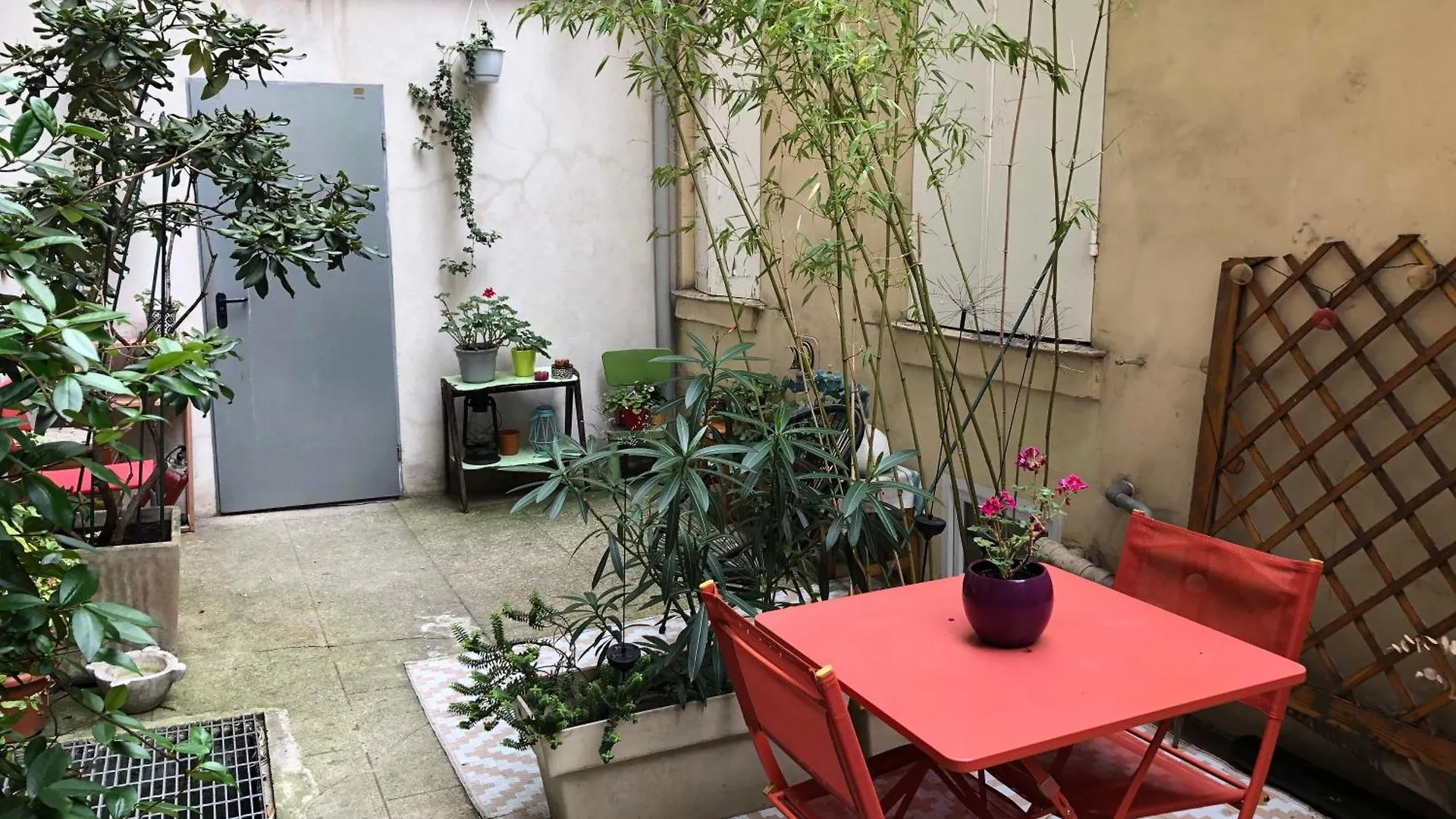 Guesthouse Familial Pour 1 A 5 Personnes De 42M2-Accessible Handic - Rez De Chaussee-Vues Sur Rue Et Patio Prive - Sejour,Chambre Separee,Cuisine,Salle De Bain,Lit Double Et 2 Canape-Lit - Entree De La Rue Berzelius-5 Minutes Du Metro Brochant-Ligne1 Paris Appartement