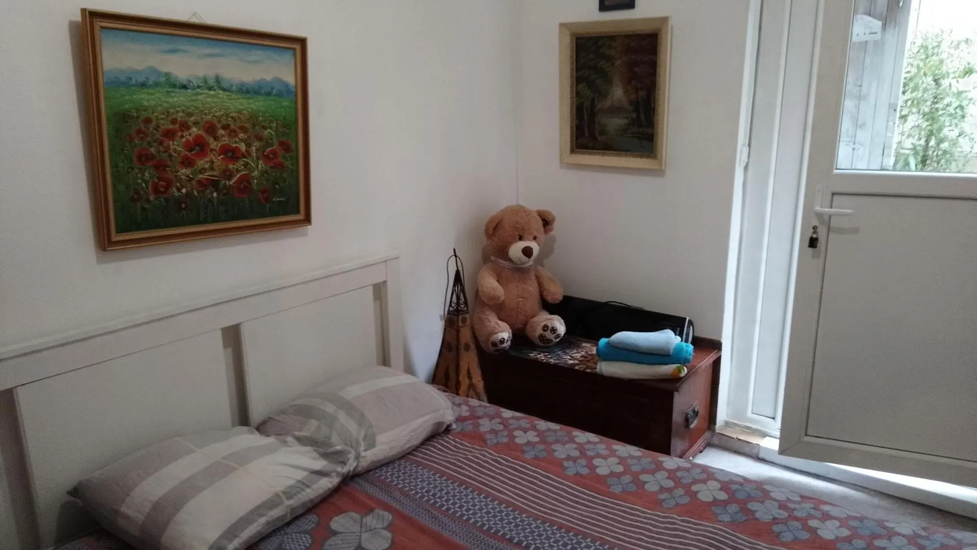Guesthouse Familial Pour 1 A 5 Personnes De 42M2-Accessible Handic - Rez De Chaussee-Vues Sur Rue Et Patio Prive - Sejour,Chambre Separee,Cuisine,Salle De Bain,Lit Double Et 2 Canape-Lit - Entree De La Rue Berzelius-5 Minutes Du Metro Brochant-Ligne1 Paris