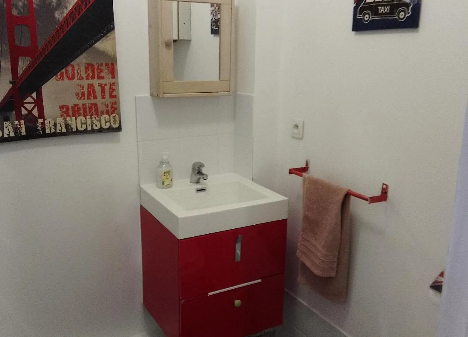 Guesthouse Familial Pour 1 A 5 Personnes De 42M2-Accessible Handic - Rez De Chaussee-Vues Sur Rue Et Patio Prive - Sejour,Chambre Separee,Cuisine,Salle De Bain,Lit Double Et 2 Canape-Lit - Entree De La Rue Berzelius-5 Minutes Du Metro Brochant-Ligne1 Paris France