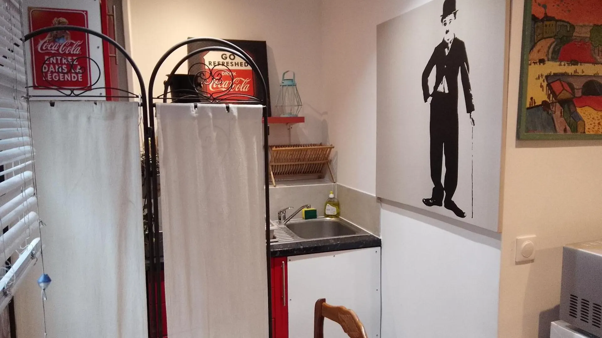 Guesthouse Familial Pour 1 A 5 Personnes De 42M2-Accessible Handic - Rez De Chaussee-Vues Sur Rue Et Patio Prive - Sejour,Chambre Separee,Cuisine,Salle De Bain,Lit Double Et 2 Canape-Lit - Entree De La Rue Berzelius-5 Minutes Du Metro Brochant-Ligne1 Paris