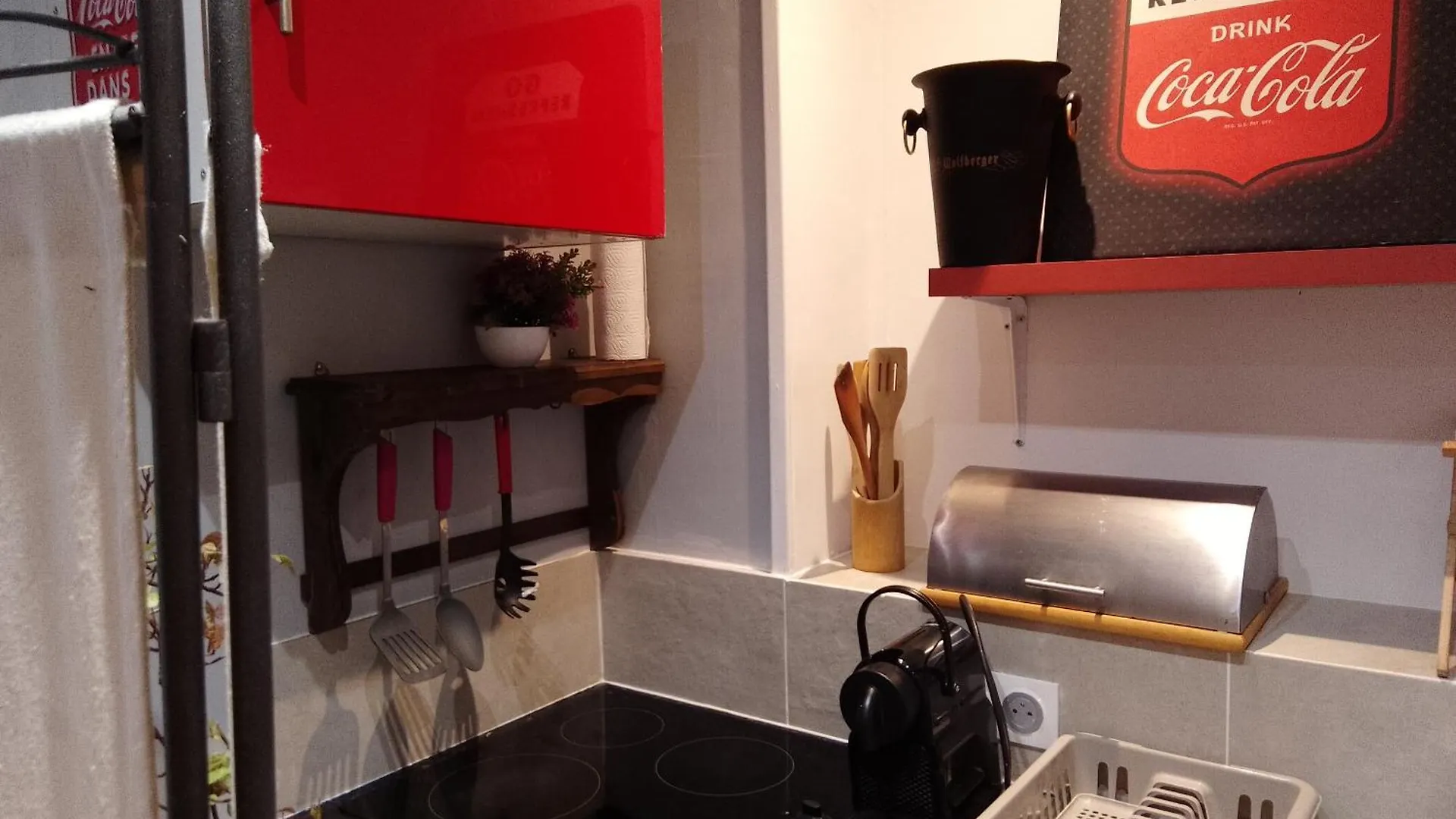 Guesthouse Familial Pour 1 A 5 Personnes De 42M2-Accessible Handic - Rez De Chaussee-Vues Sur Rue Et Patio Prive - Sejour,Chambre Separee,Cuisine,Salle De Bain,Lit Double Et 2 Canape-Lit - Entree De La Rue Berzelius-5 Minutes Du Metro Brochant-Ligne1 Paris Appartement